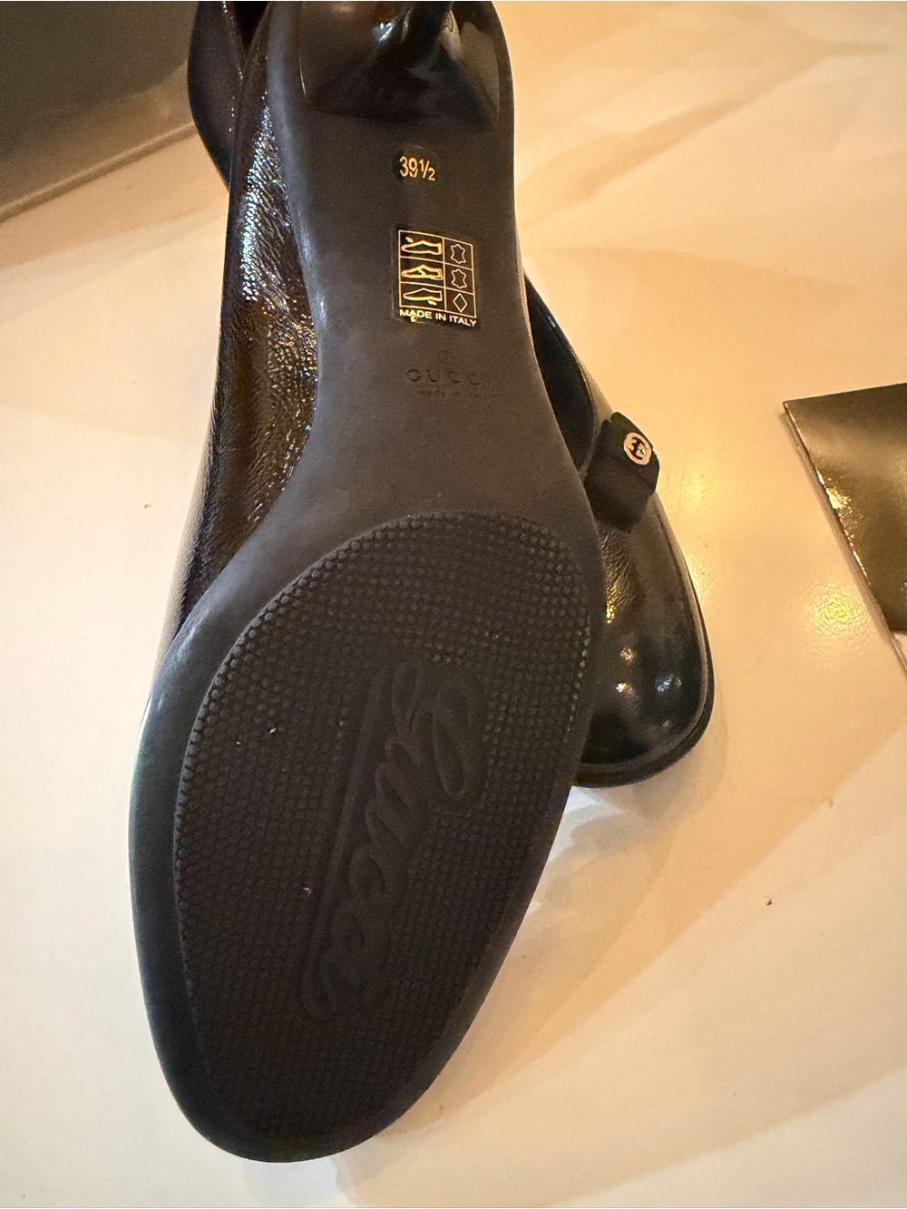Gucci Black Patent Leather Bow Accent Pumps - Picture 2 of 2